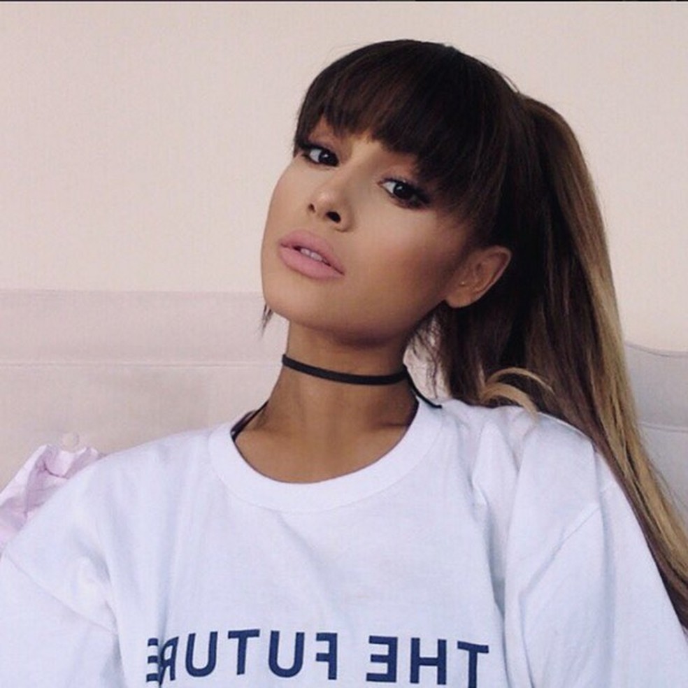 Franja reta desfiada: boa para rostos com formato oval (Foto: Reprodução/ Instagram @arianagrande) — Foto: Glamour