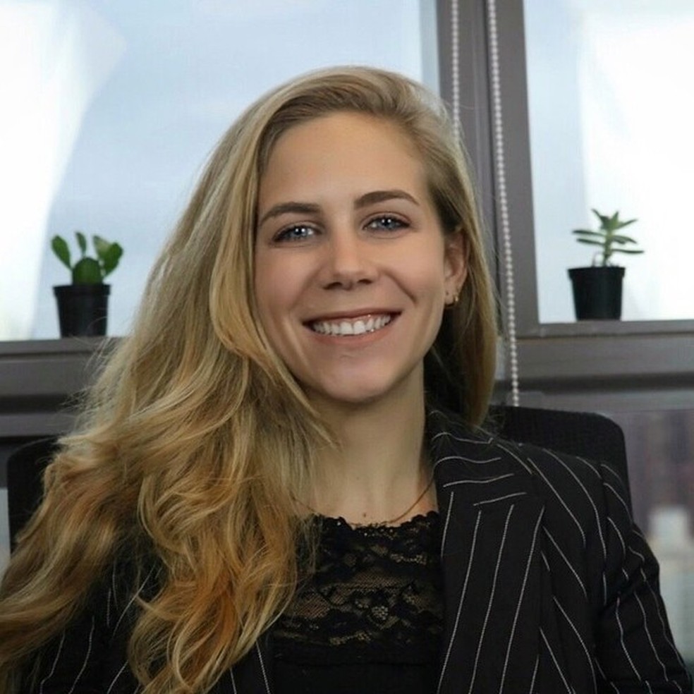 Gabriela Mosmann é economista e trabalha como analista de investimentos. Com o mestrado em finanças, ela passou a falar de forma educativa sobre finanças pessoais no YouTube e Instagram. Aqui na Glamour, toda semana, ela escreve sobre organização de finanças pessoais, principais investimentos, taxas e todas aquelas coisas que nunca nos ensinaram na escola (Foto: Divulgação) — Foto: Glamour