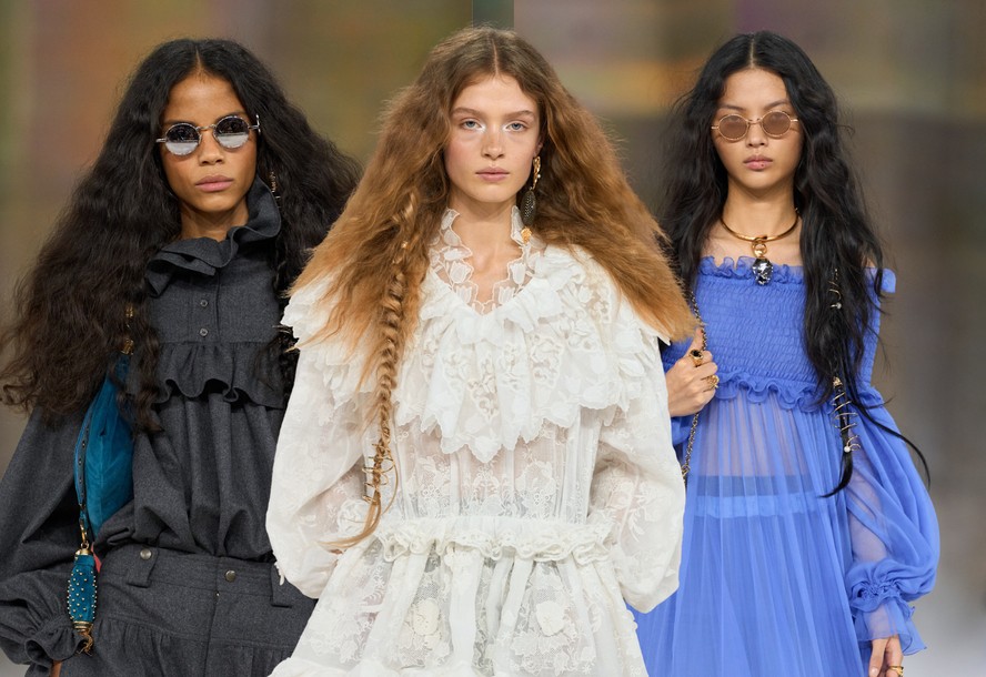 Chloé atualiza estilo boho com frizz, tranças e joias capilares na PFW