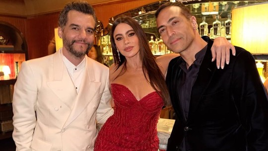Sofia Vergara registra encontro com Wagner Moura nos bastidores do Globo de Ouro
