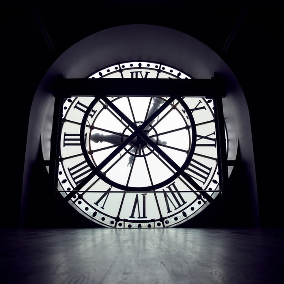 Relógio icônico dentro do Museu de Orsay (Foto: Netflix/Divulgação) — Foto: Glamour