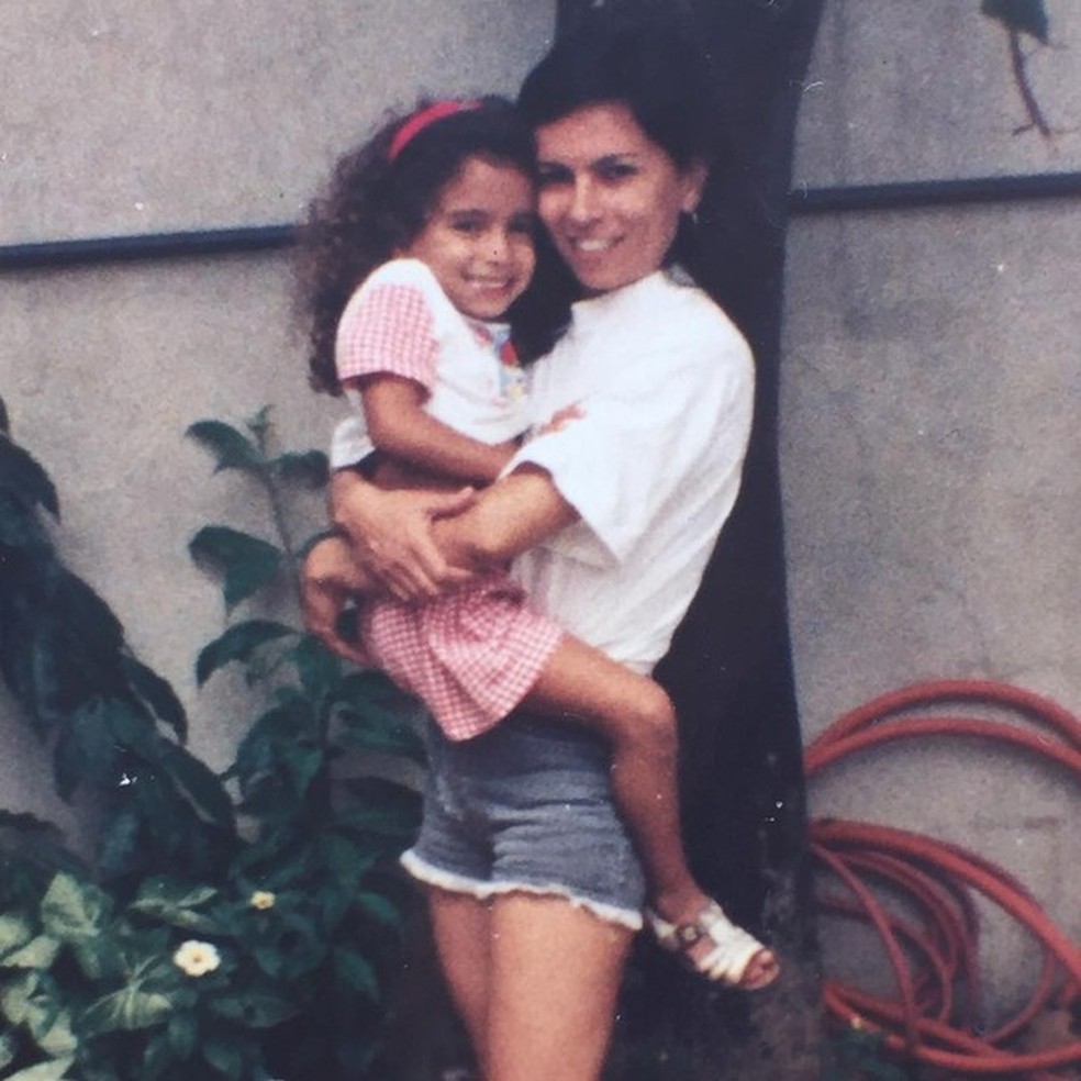 Anitta no colo da mãe (Foto: Reprodução/Instagram) — Foto: Glamour