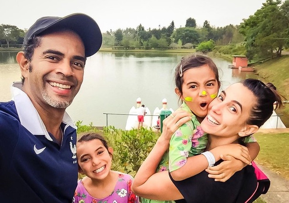 Tania Khalill, Jair Oliveira e as meninas, Isabela e Laura (Foto: Reprodução/Instagram) — Foto: Glamour