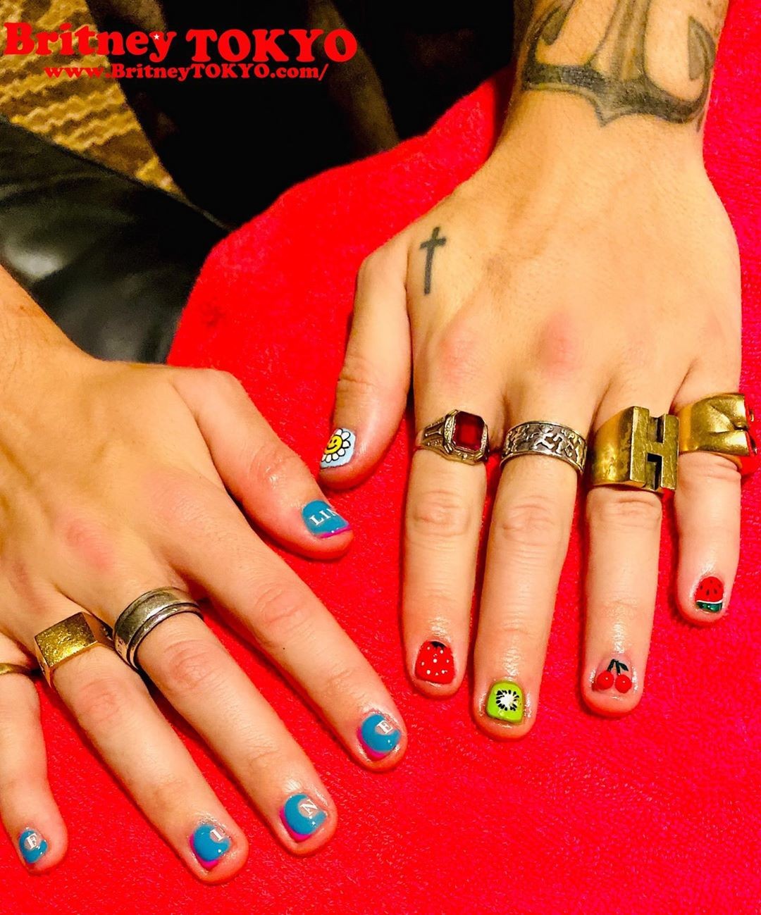 Para o show de estreia do Fine Line, Harry apostou em nail arts das músicas