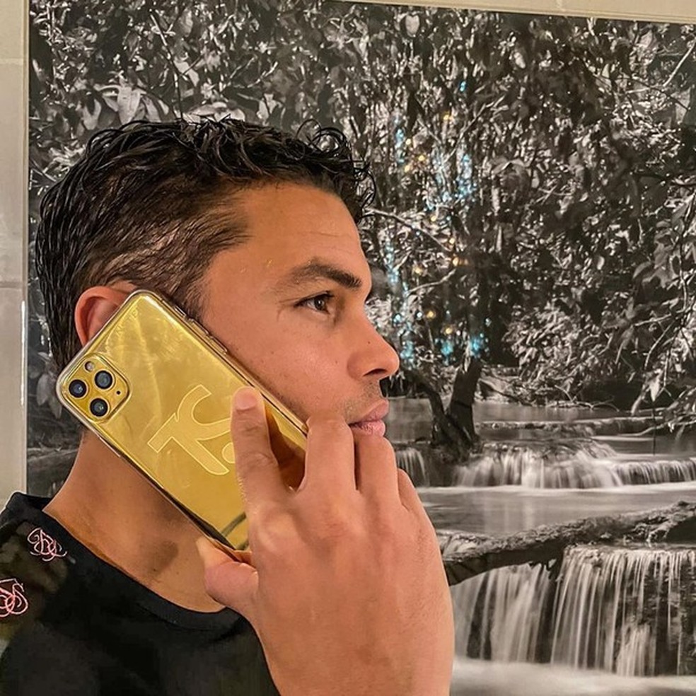 Uow! Thiago Silva usa acessório de celular de mais de R$ 20 mil (Foto: Reprodução/Instagram) — Foto: Glamour