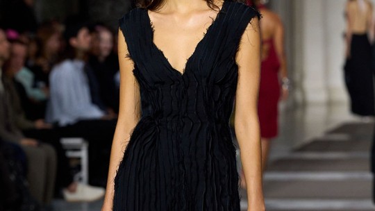 Vestido preto em casamento? Confira modelos que servem do dia até a noite