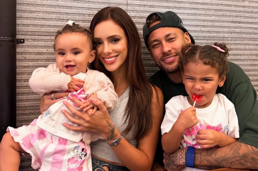 Bruna Biancardi posta foto com Neymar e filhas e web aponta semelhança: 'Cada um com a sua cópia'