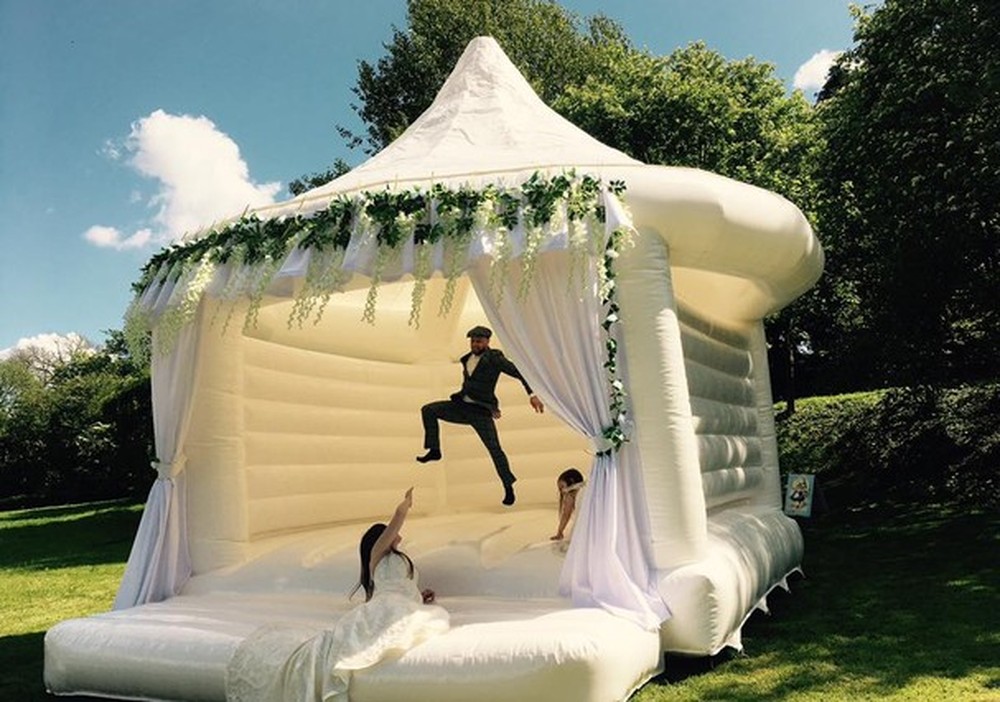 Castelo inflável com pula-pula é o novo hit das festas de casamento