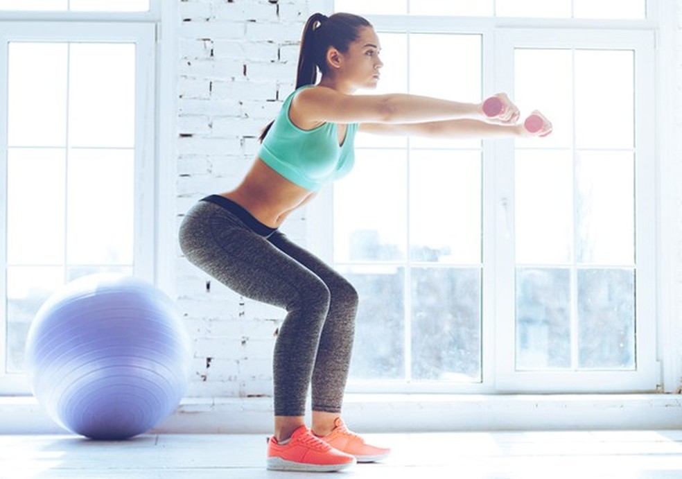 Agachamento é um dos passos para ter o bumbum tonificado (Foto: Thinkstock) — Foto: Glamour