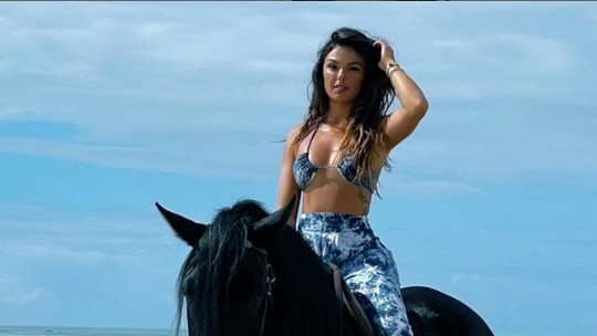 Isis Valverde encanta ao posar na praia montada em cavalo: "Encontrar com a liberdade"