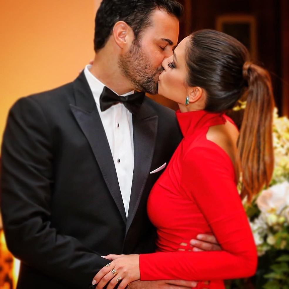 Carol Celico e Eduardo Scarpa terminam namoro de dois anos, diz site