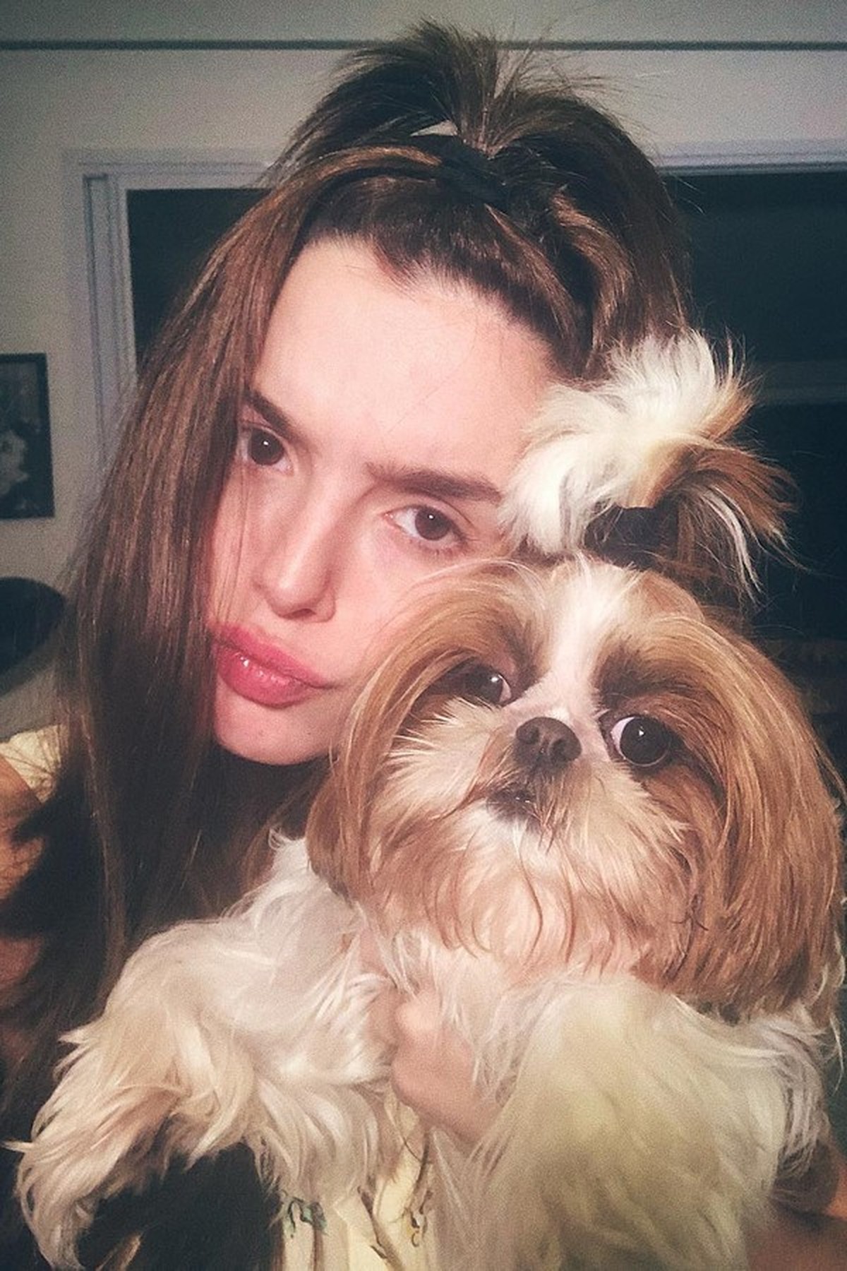 Giovanna Lancellotti posa com cachorrinha: 'Cara de uma, focinho da outra'