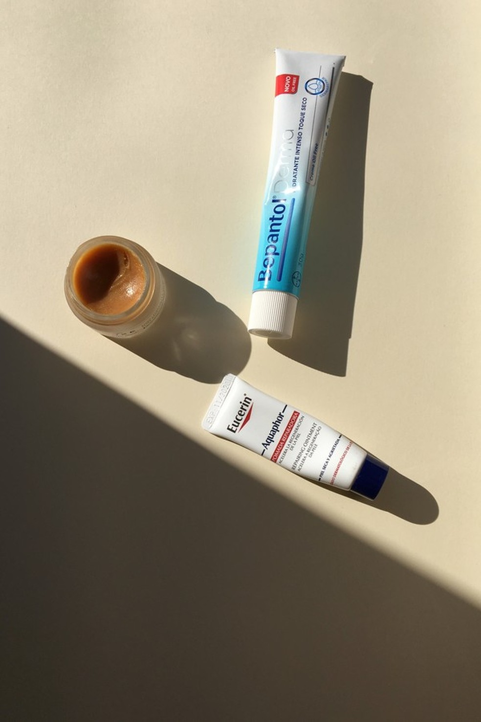1. Hidratante com toque seco, Bepantol; 2. Balm labial Rêve de Miel, da Nuxe; e 3. Hidratante labial Aquaphor, Eucerin (Foto: Arquivo pessoal) — Foto: Glamour