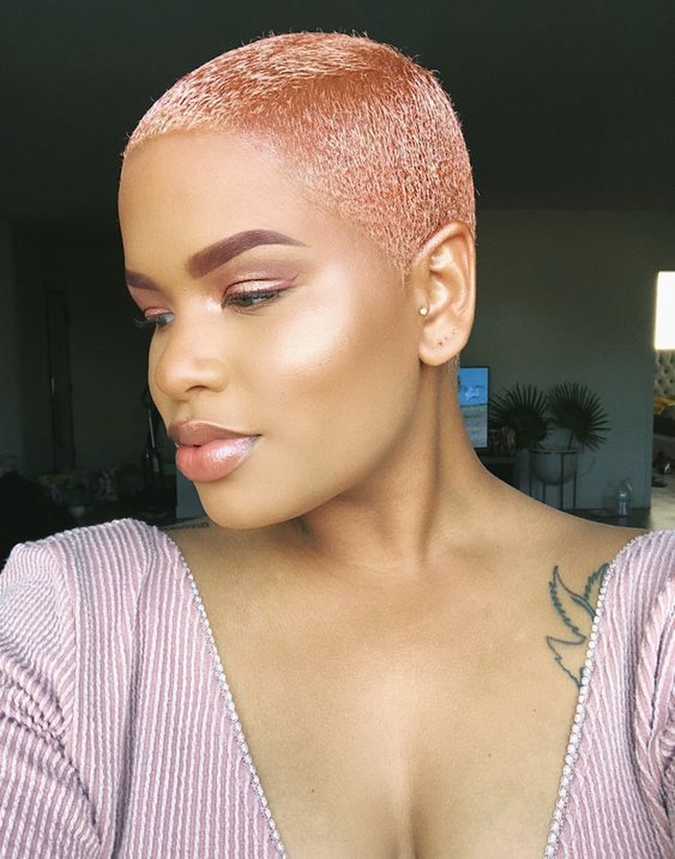 Peach Fuzz no cabelo — Foto: glamour