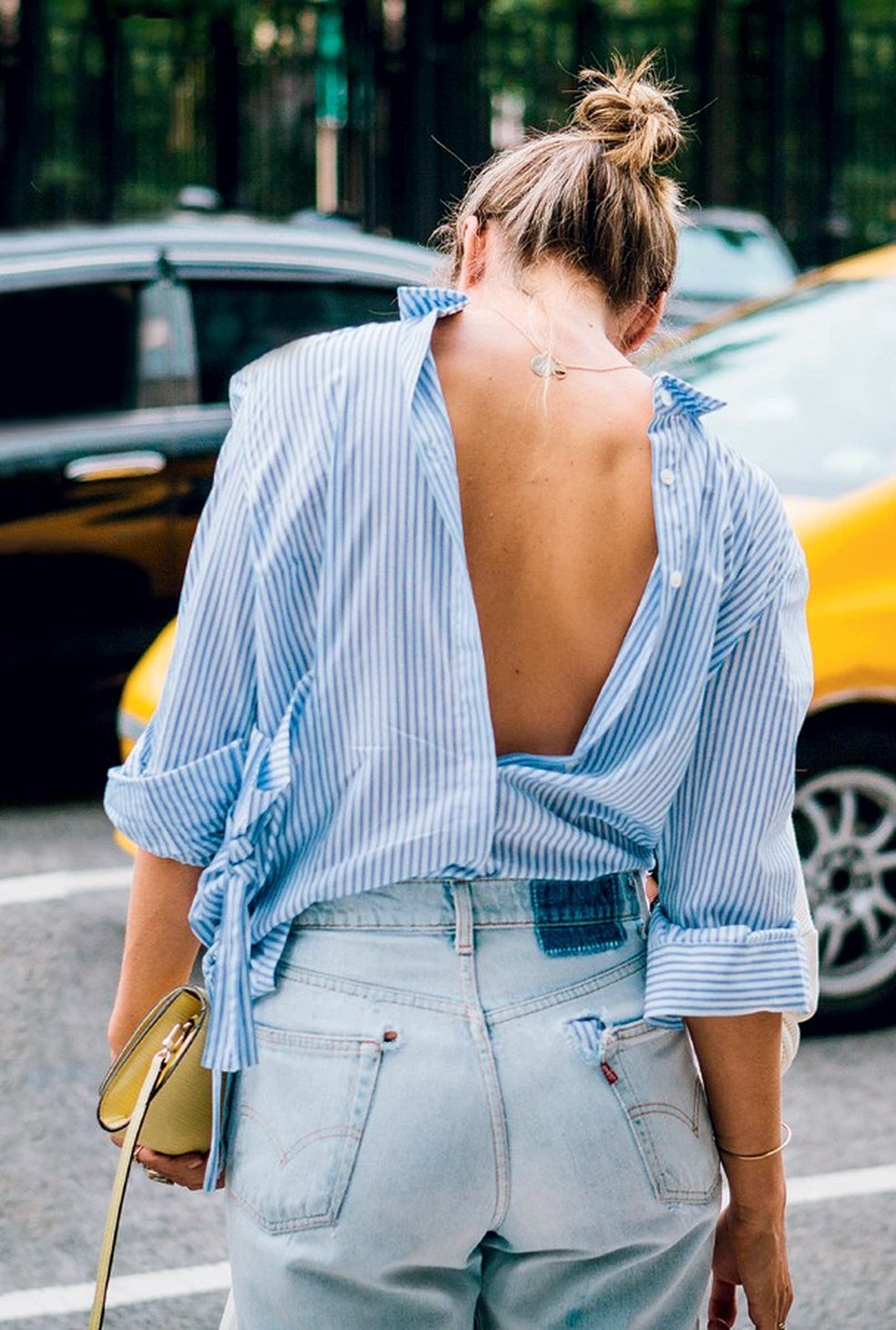 Camisa ao contrário: tendência nas semanas de moda ganha as ruas