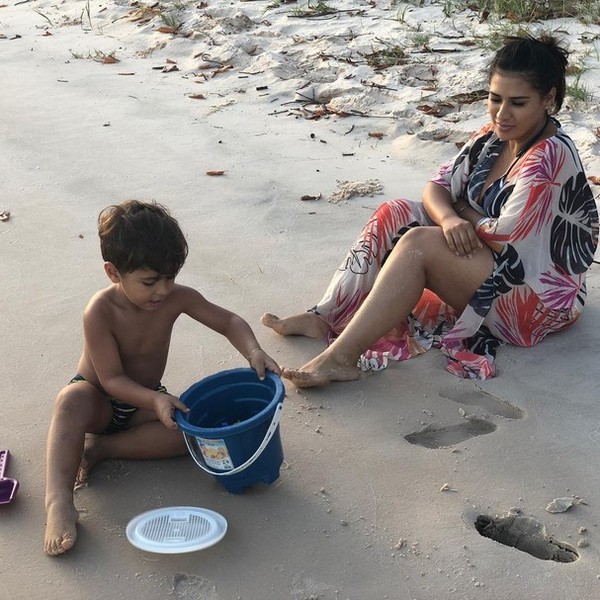 Simone posa com o filho na praia: 'Vivendo dias incríveis'