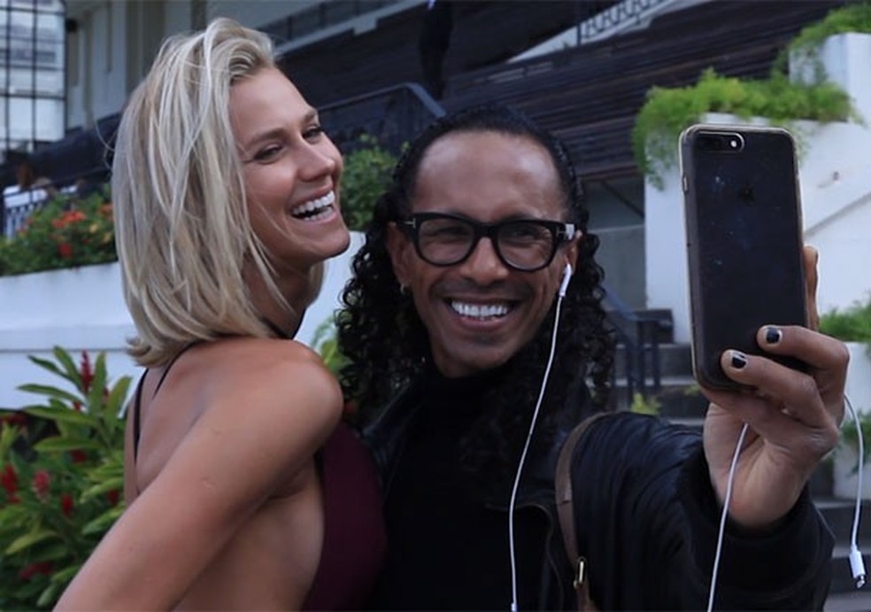 Renata Kuerten é tietada por fã no Glamour Beauty Festival (Foto: Reprodução) — Foto: Glamour