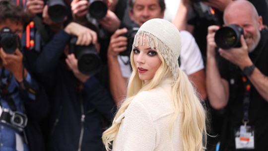 Anya Taylor-Joy rouba a cena no Festival de Cannes com look fashionista