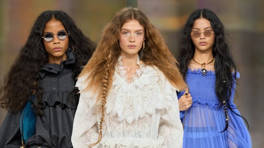 Chloé atualiza estilo boho com frizz, tranças e joias capilares na PFW
