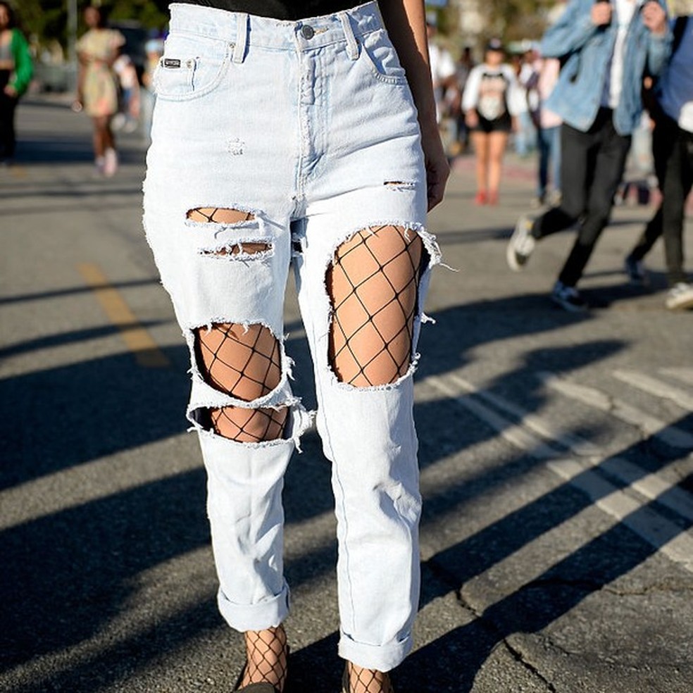 A meia-arrastão da vez é aberta e é usada com calça jeans (Foto: Getty Images) — Foto: Glamour