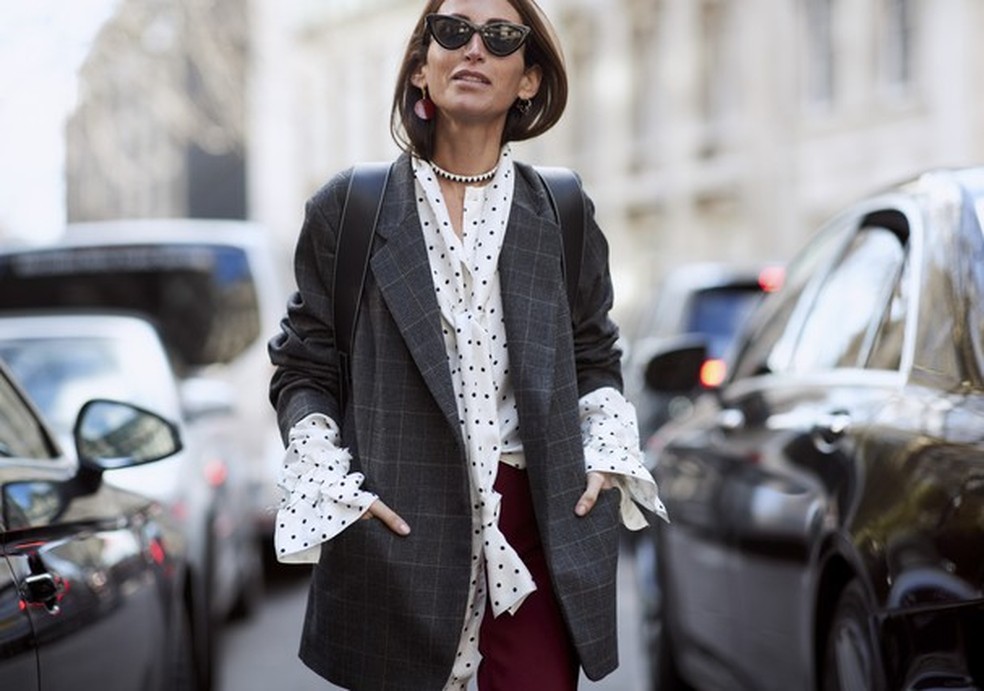 No clique acima, as mangas da camisa ganham movimento para fora do blazer (Foto: Imaxtree) — Foto: Glamour