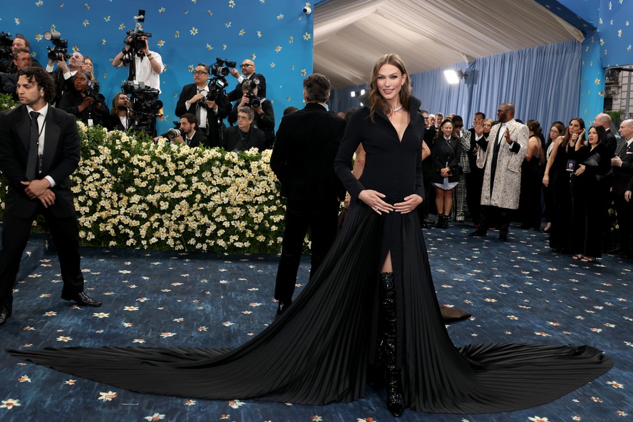 Karlie Kloss alisa a barriguinha ao cruzar red carpet do Met Gala