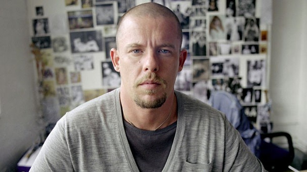 Novo livro revela que Alexander McQueen cometeu suic dio devido a HIV