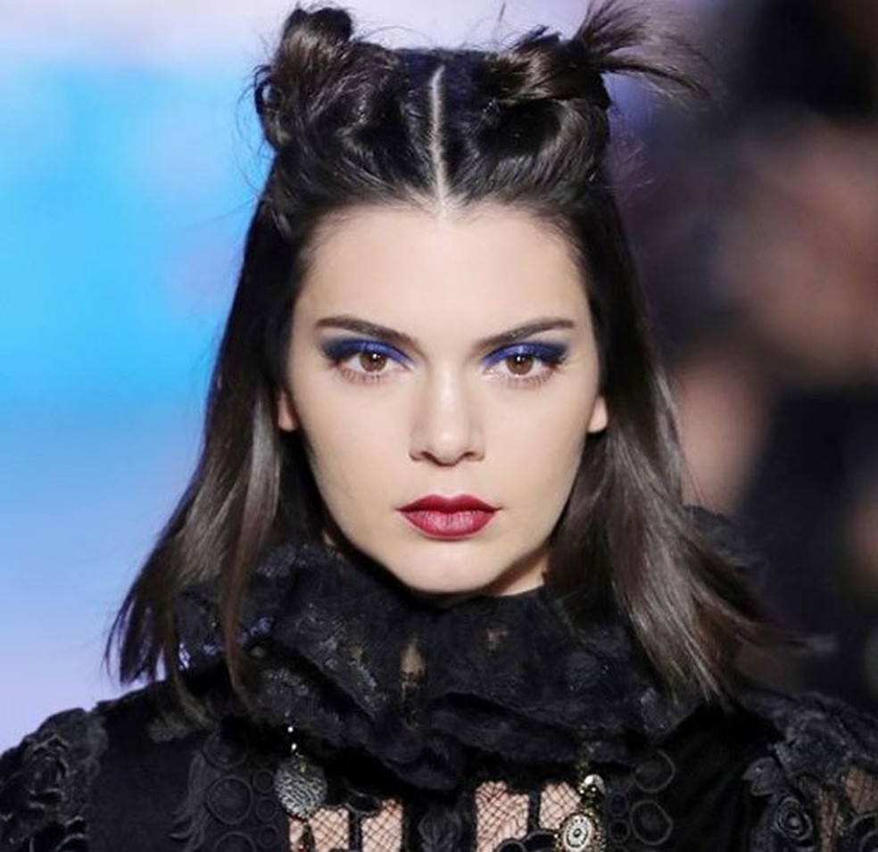 Sombra azul é no novo hit de beleza (Foto: Reprodução/Instagram) — Foto: Glamour