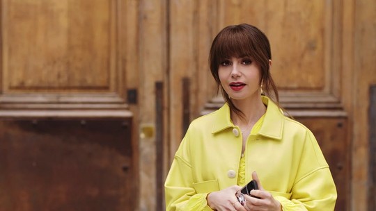 Lily Collins usa marca brasileira na 4ª temporada de 'Emily in Paris'
