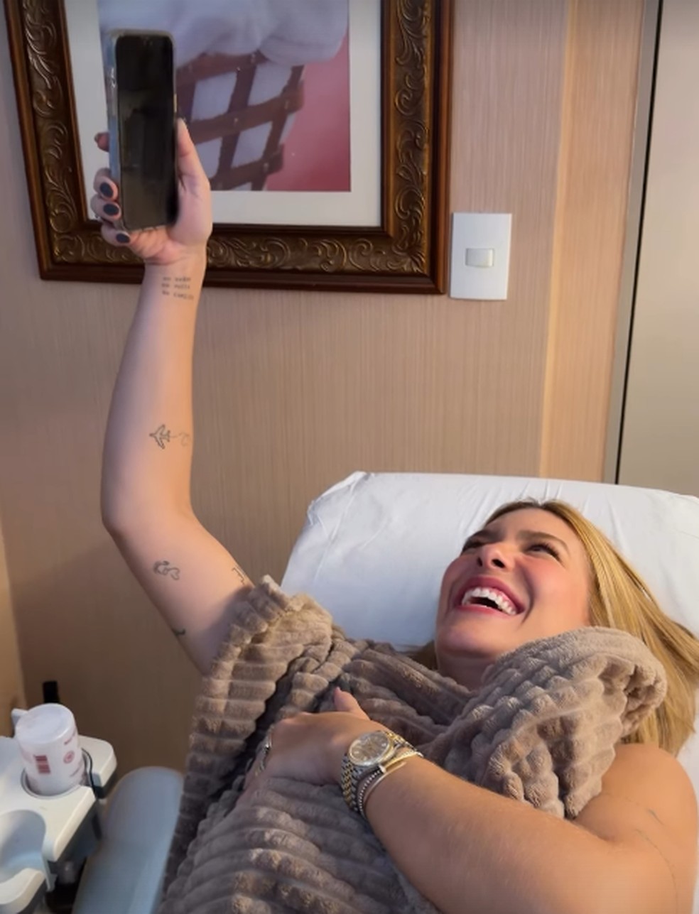 Lore Improta mostra ultrassom para Leo Santana por chamada de vídeo — Foto: Reprodução/Instagram