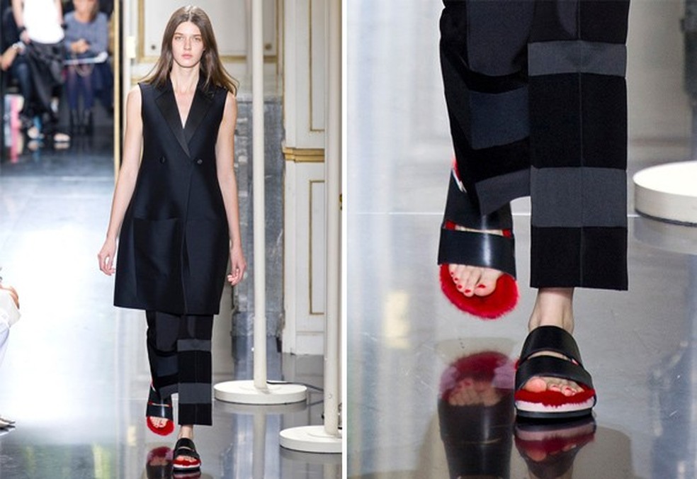 Os sapatos Birkenstock-inspired com palmilha fluffy foram destaque no desfile de primavera 2013 da Céline (Foto: Imaxtree) — Foto: Glamour