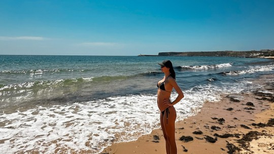 Mel Fronckowiak exibe barriguinha do segundo filho ao curtir praia em Portugal
