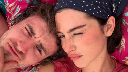 Gracie Abrams assume romance com Paul Mescal em cliques em festival