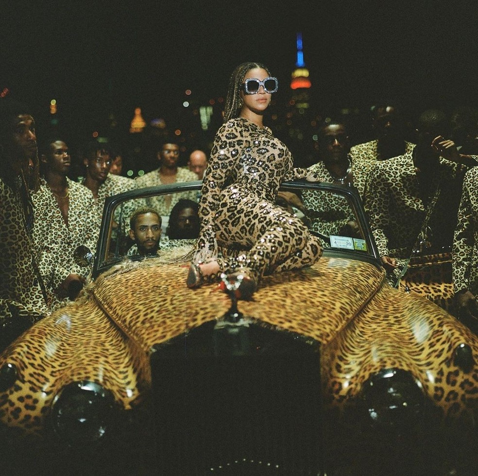 "Primeira vez (e provavelmente a última) que você vai ver um vestido customizado da Valentino em um clipe", escreveu Zerina Akers, stylist de Black is King (Foto: Reprodução Instagram) — Foto: Glamour