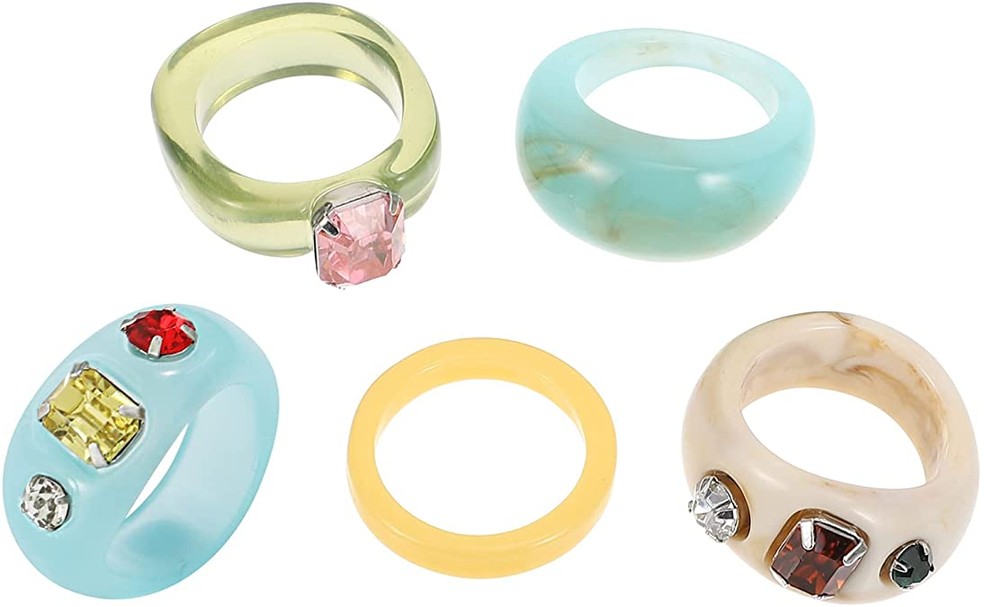 Coloridinhos e estilosos, os anéis de acrílico deixam qualquer look mais cool — Foto: Divulgação