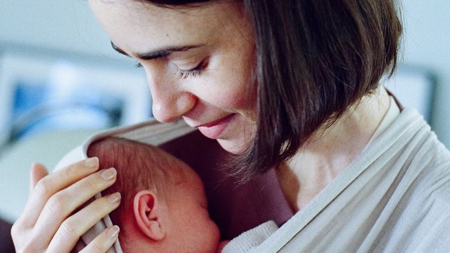 Lily Collins posta clique raro com a filha e se emociona com primeiro dia das mães