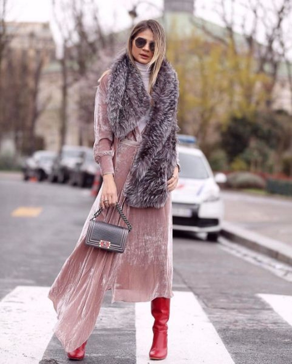 Thassia Naves usou rosa millenial na semana de moda de Paris (Foto: Reprodução/Instagram) — Foto: Glamour