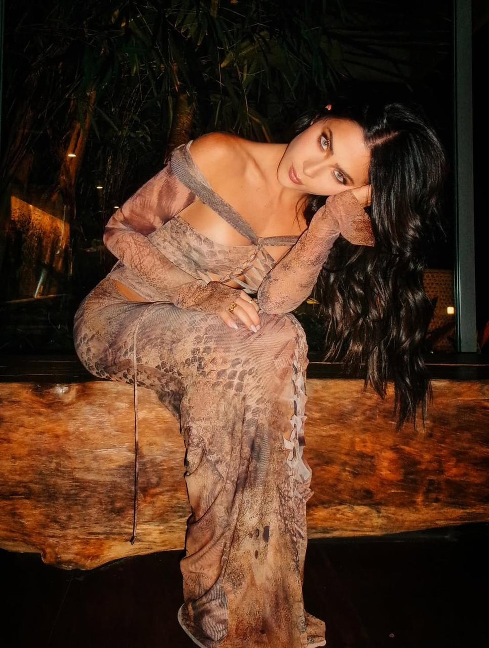 Com estampa animal print, o look de Jade Picon possui amarrações frontais e diversas aberturas — Foto: Reprodução/Instagram