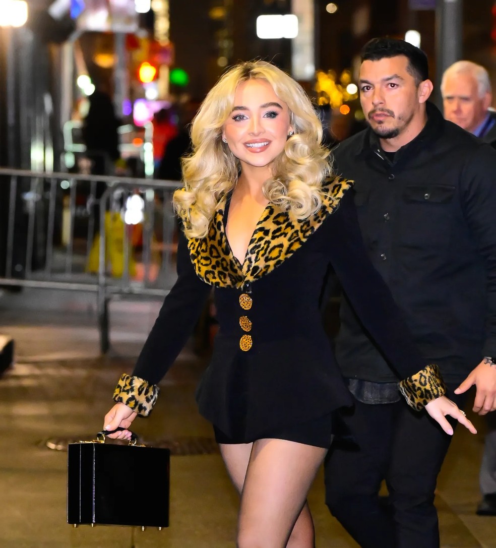 Sabrina Carpenter prova que a estética “Esposa da Máfia” veio para ficar — Foto: Getty Images