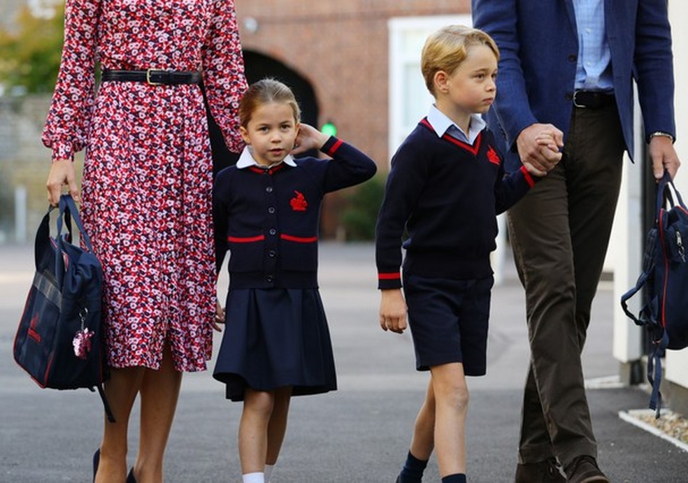 LONDON, UNITED KINGDOM - SEPTEMBER 5: Princess Charlotte arrives for her first day of school, with her brother Prince George and her parents the Duke and Duchess of Cambridge, at Thomas's Battersea in London on September 5, 2019 in London, England. (Photo (Foto: Getty Images) — Foto: Glamour