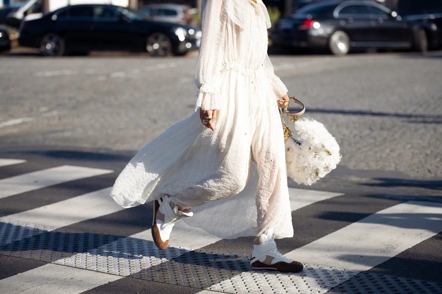Como usar tênis com vestido sem perder o estilo