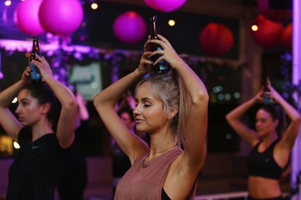 Beer Yoga, perfeita para amantes da filosofia milenar e da bebida (Foto: Getty Images) — Foto: Glamour