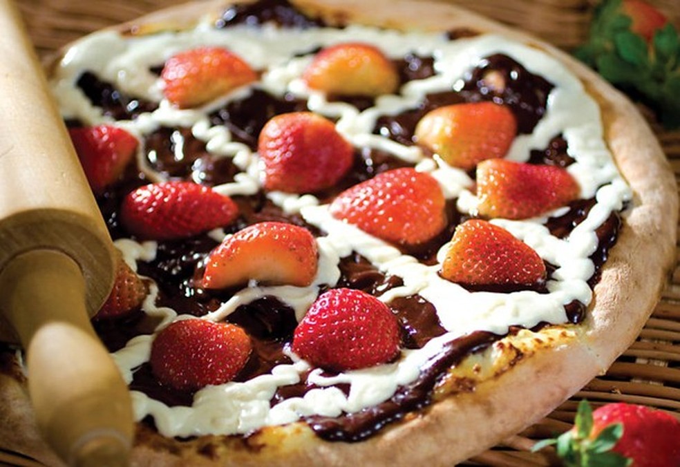 Como resistir? Pizza de chocolate com morango (Foto: Divulgação) — Foto: Glamour
