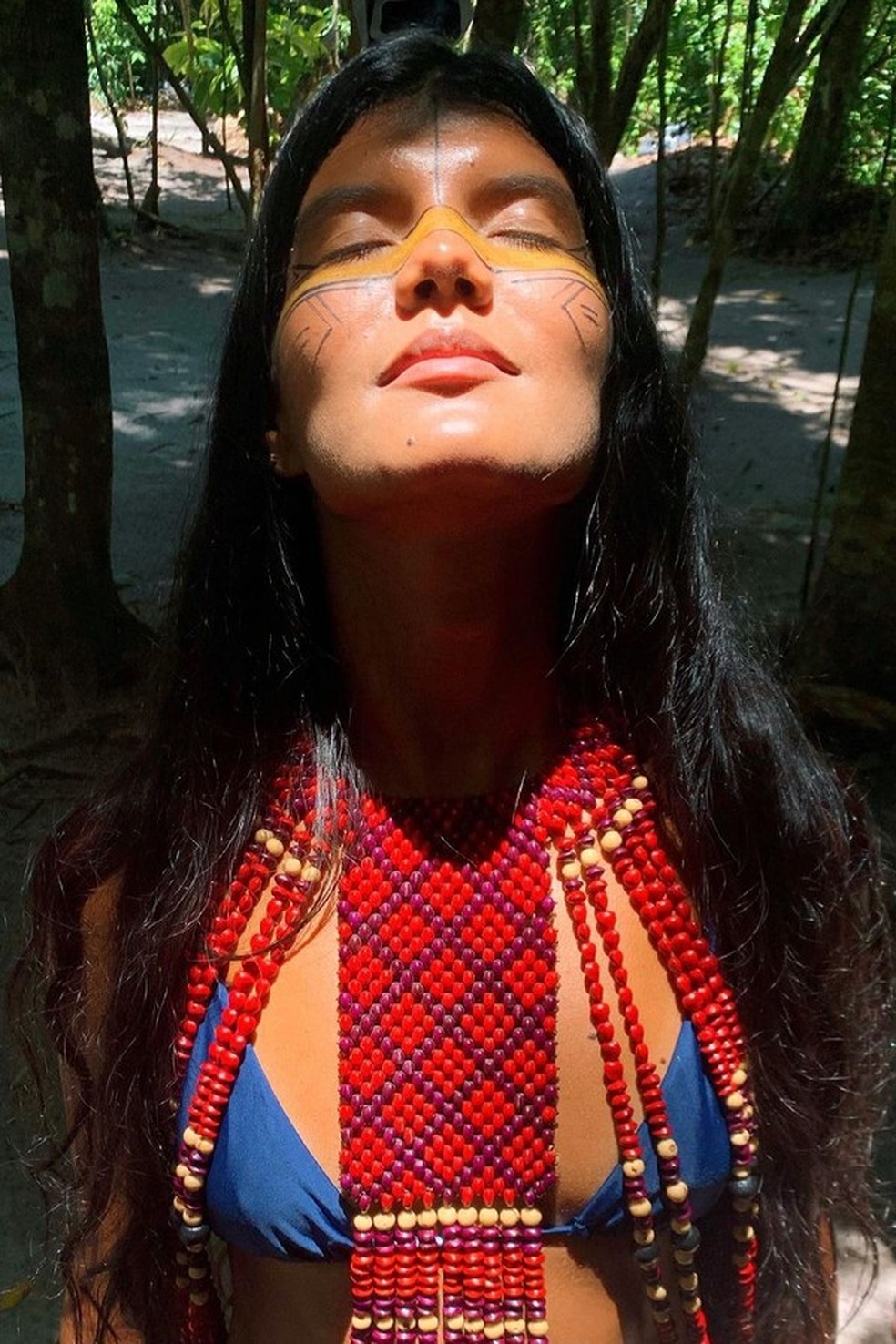 PL 490:"Não temos ninguém que nos proteja, a não ser nós mesmos", diz indígena sobre projeto que ameaça demarcação de terras (Foto: Reprodução/Instagram) — Foto: Glamour