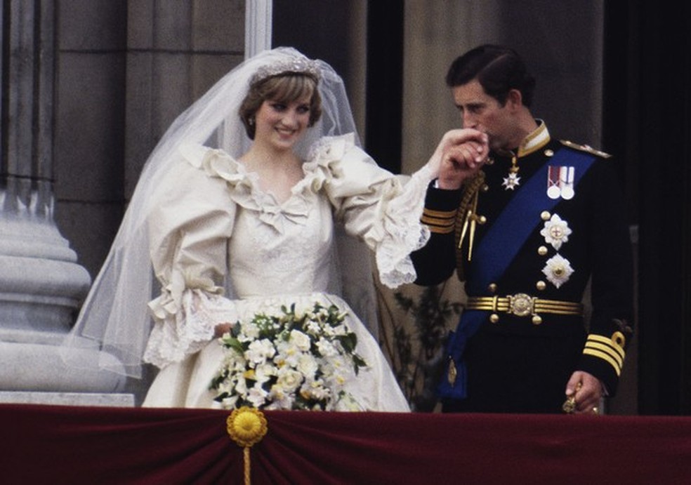 The Prince and Princess of Wales on the balcony of Buckingham Palace on their wedding day, 29th July 1981. She wears a wedding dress by David and Elizabeth Emmanuel and the Spencer family tiara. (Photo by Terry Fincher/Princess Diana Archive/Getty Images) (Foto: Getty Images) — Foto: Glamour