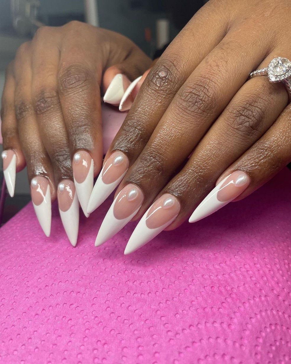 Unhas brancas pontudas com pérolas — Foto: Reprodução/Instagram