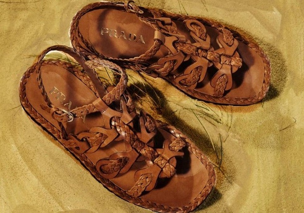 Sandálias da Prada acusadas de serem cópias dos tradicionais calçados artesanais vendidos em grandes feiras da região Nordeste (Foto: Divulgação / Prada) — Foto: Glamour