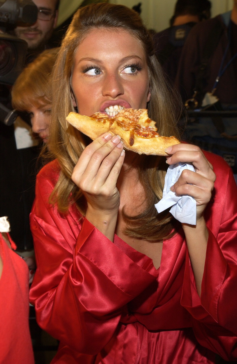 Gisele Bündchen comendo pizza os bastidores do Victoria's Secret Fashion Show em 2002 — Foto: Getty Images