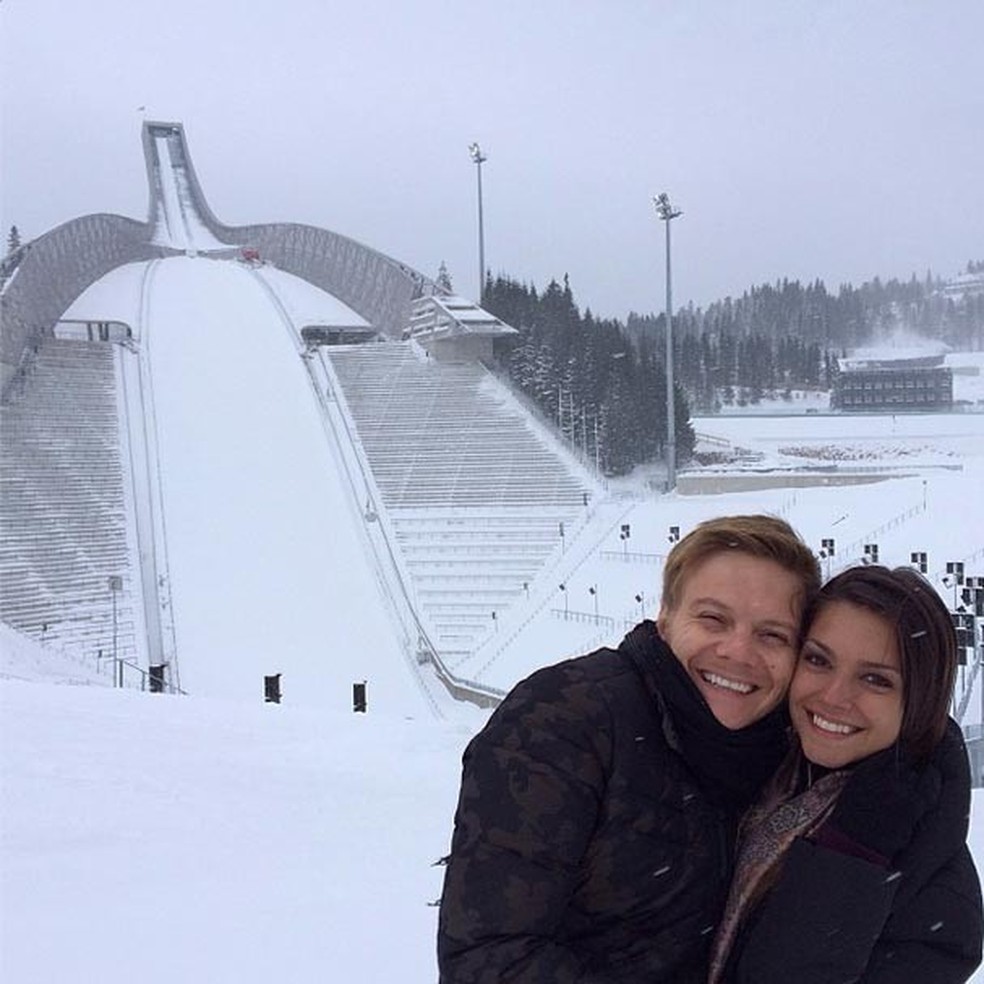 O casal em mais um clique na neve (Foto: Reprodução/Instagram) — Foto: Glamour
