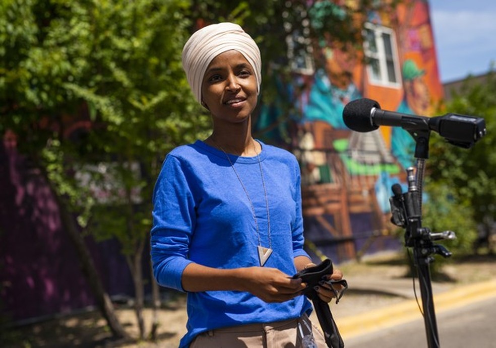 MINNEAPOLIS, MN - AUGUST 11: Rep. Ilhan Omar (D-MN) speaks with media gathered outside Mercado Central on August 11, 2020 in Minneapolis, Minnesota. Omar is hoping to retain her seat as the representative for Minnesota's 5th Congressional District in toda (Foto: Getty Images) — Foto: Glamour